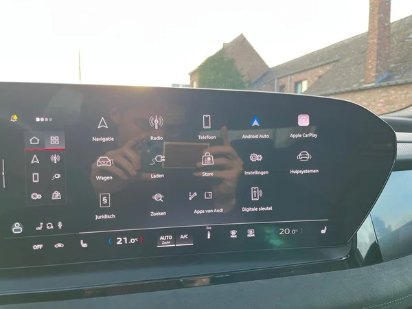 AUDI Q6 e-tron (2024) — foto 2 van 24