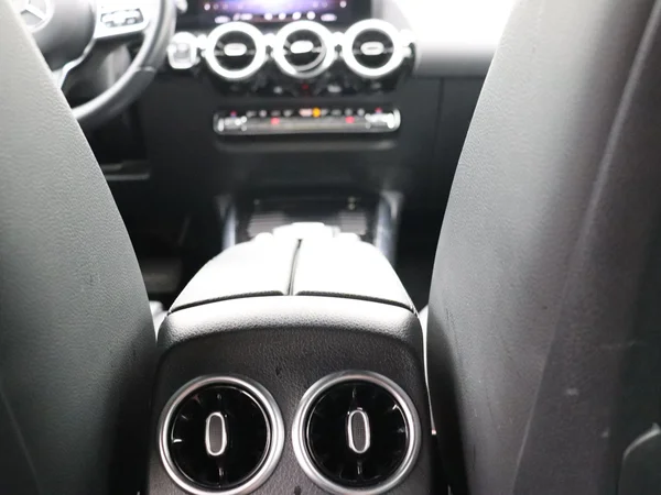 Mercedes-Benz GLA (2023) — foto 8 van 24
