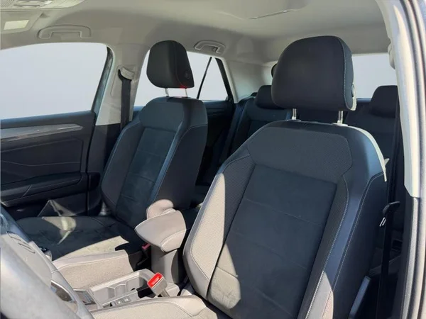 VOLKSWAGEN T-Roc (2023) — foto 2 van 31
