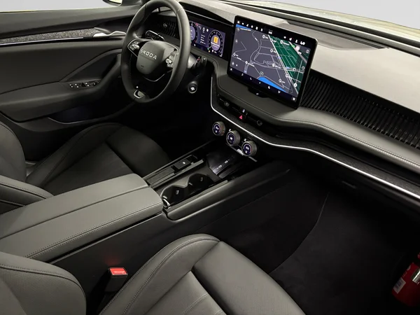 SKODA Superb Combi PHEV (2025) — foto 9 van 15