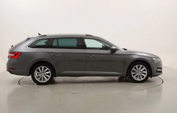 Skoda Superb SW (2022) — foto 21 van 24