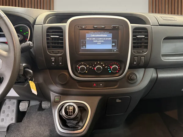 Renault Trafic (2021) — foto 13 van 25
