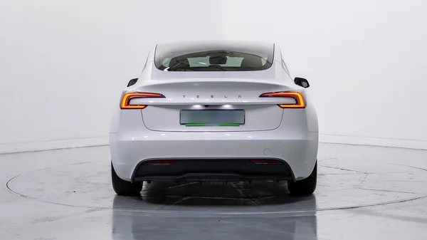 Tesla Model 3 (2023) — foto 34 van 49