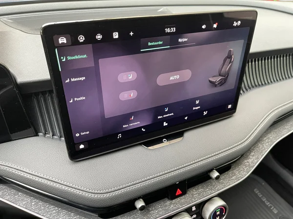SKODA Superb Combi (2025) — foto 8 van 19