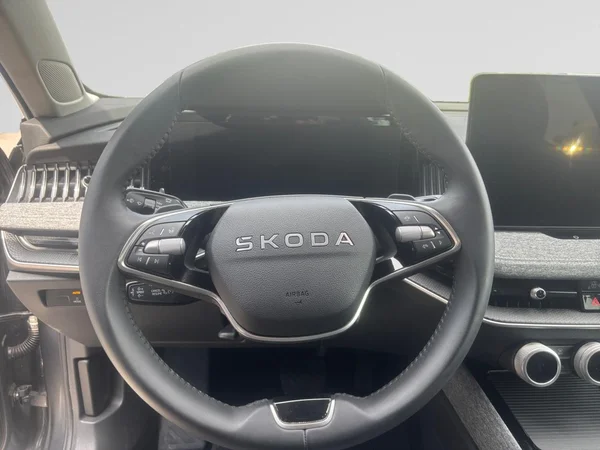 SKODA Superb Combi (2025) — foto 2 van 12
