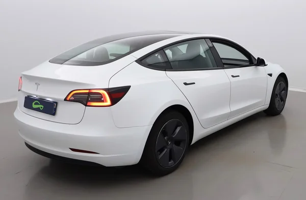 Tesla Model 3 (2023) — foto 40 van 44