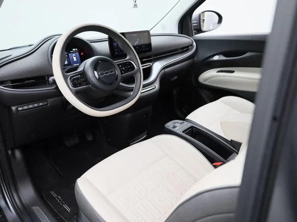 Fiat 500e (2023) — foto 13 van 39