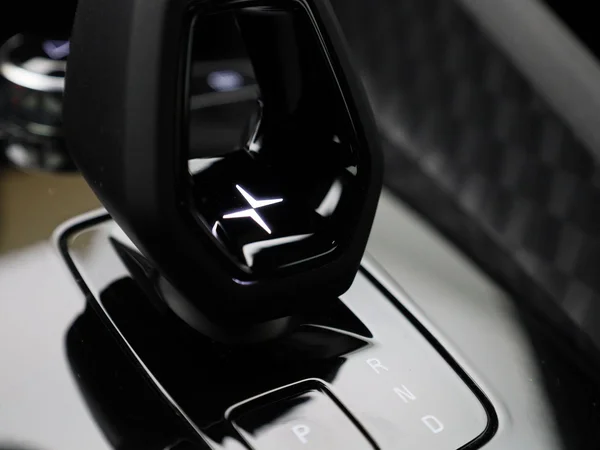 Polestar 2 (2022) — foto 24 van 49