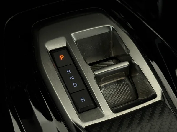 PEUGEOT e-2008 (2025) — foto 4 van 29