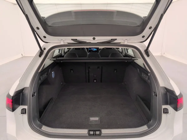 Volkswagen Passat SW (2024) — foto 3 van 27