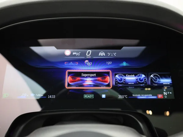 Mercedes-Benz EQE (2022) — foto 14 van 72