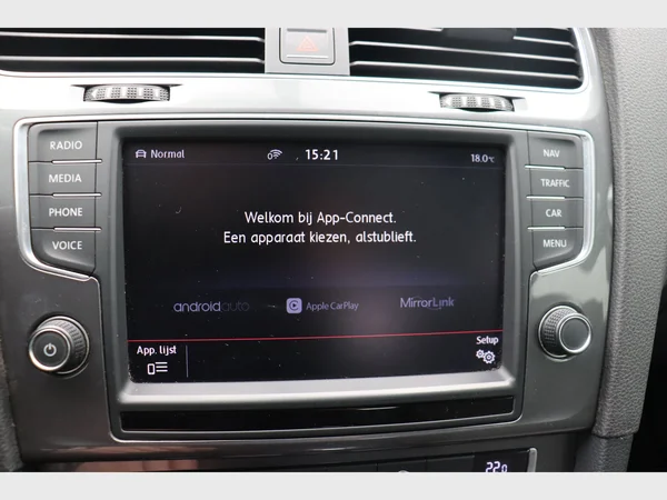 VOLKSWAGEN e-Golf (2016) — foto 8 van 24