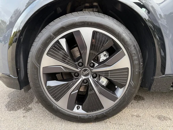 AUDI Q6 e-tron (2025) — foto 2 van 24