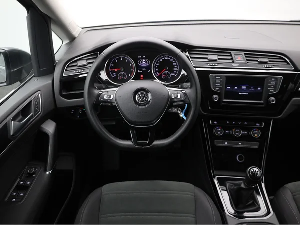 VOLKSWAGEN Touran (2016) — foto 4 van 17