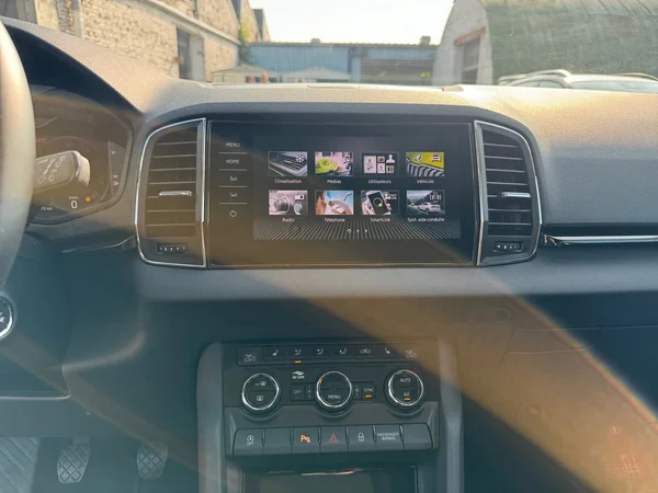 SKODA Karoq (2022) — foto 4 van 16