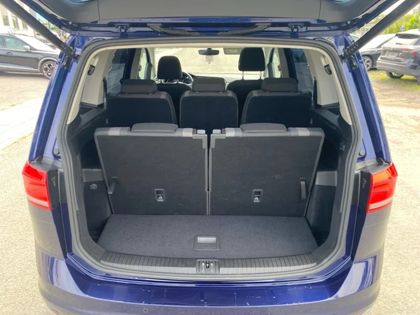 VOLKSWAGEN Touran (2022) — foto 5 van 19