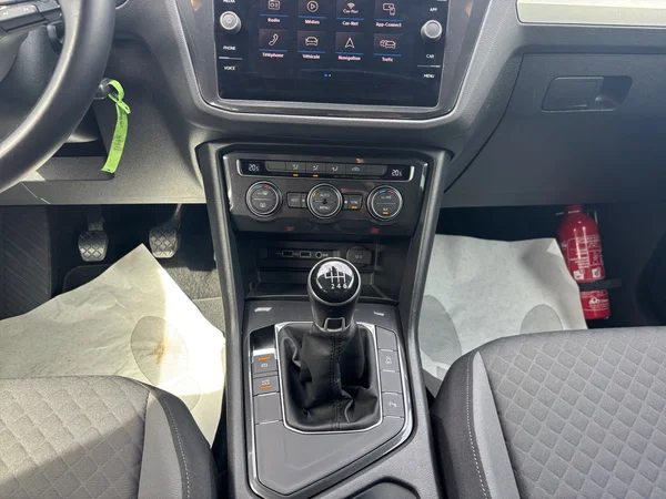 VOLKSWAGEN Tiguan (2018) — foto 2 van 16