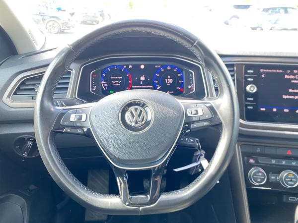 VOLKSWAGEN T-Roc (2018) — foto 9 van 18