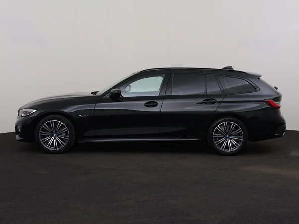 BMW 330 (2022) — foto 12 van 32