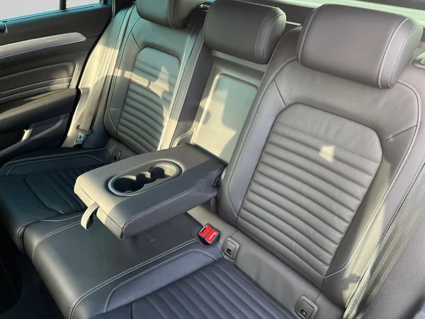 VOLKSWAGEN Passat SW (2024) — foto 2 van 14