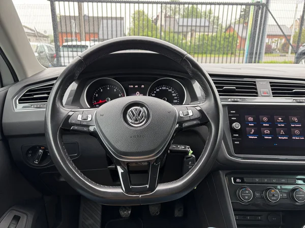 VOLKSWAGEN Tiguan (2018) — foto 10 van 11
