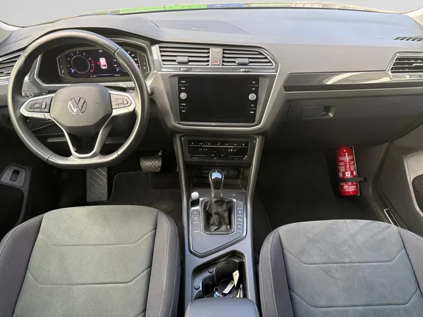 VOLKSWAGEN Tiguan (2021) — foto 2 van 24