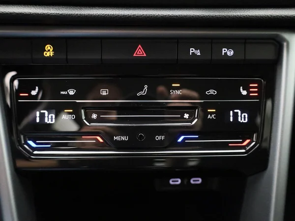 Volkswagen T-Roc (2023) — foto 16 van 42