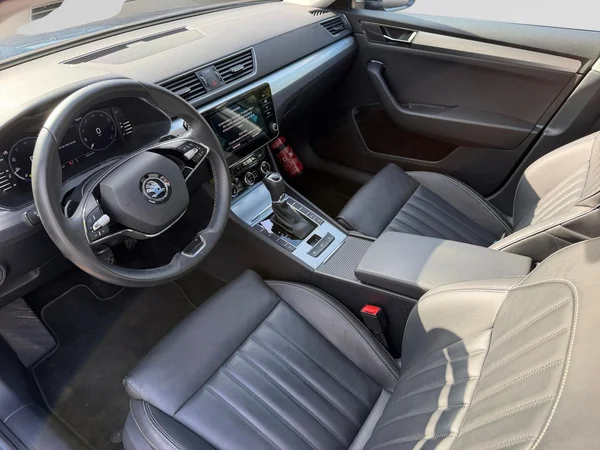 SKODA Superb Combi (2024) — foto 2 van 20