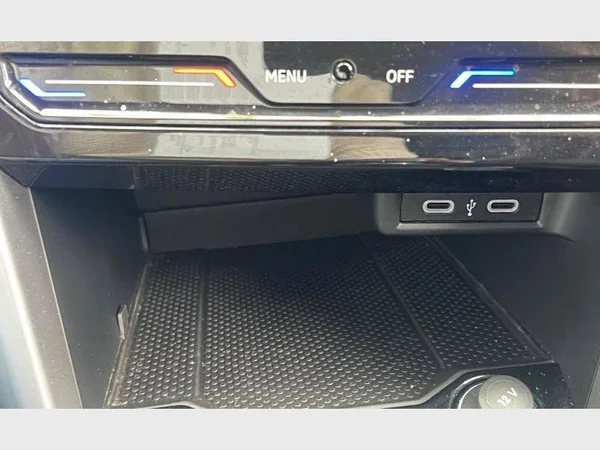 Volkswagen T-Roc (2022) — foto 15 van 24