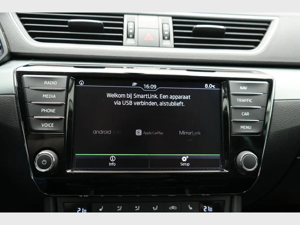 SKODA Superb Combi (2017) — foto 5 van 27