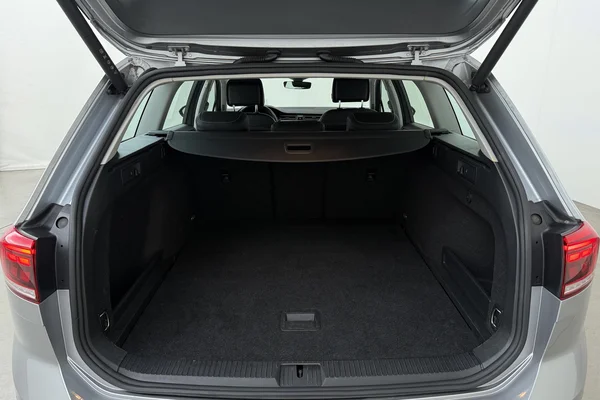 Volkswagen Passat SW (2023) — foto 19 van 23