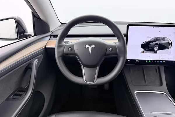 Tesla Model 3 (2023) — foto 3 van 36