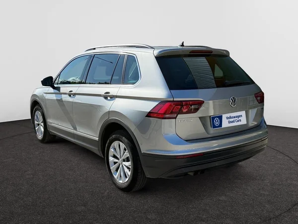 VOLKSWAGEN Tiguan (2018) — foto 12 van 18