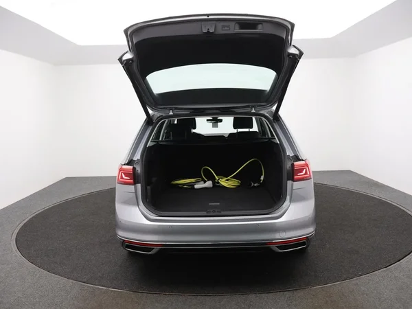 Volkswagen Passat (2022) — foto 28 van 31