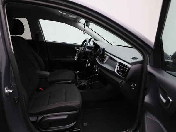 Kia Rio (2023) — foto 22 van 37