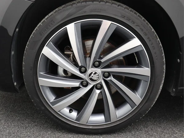 SKODA Octavia Combi (2024) — foto 16 van 18