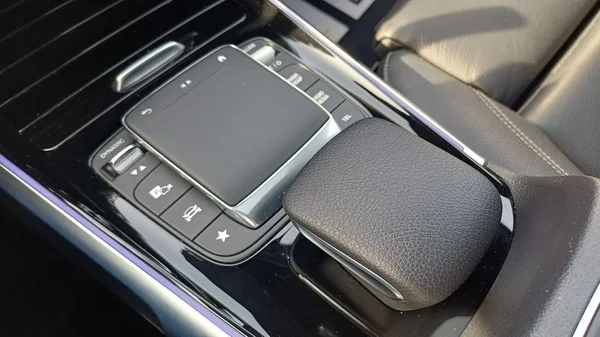 Mercedes-Benz EQB (2023) — foto 13 van 23
