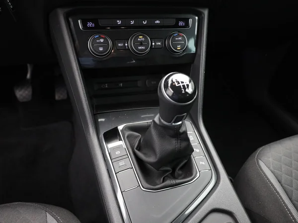 VOLKSWAGEN Tiguan (2017) — foto 2 van 23