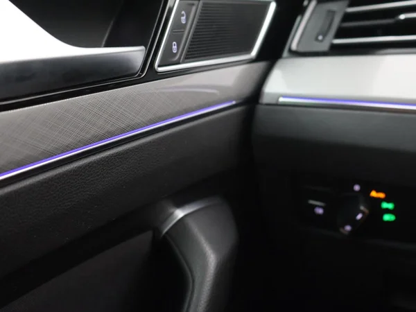 VOLKSWAGEN Passat Variant GTE (2022) — foto 16 van 30