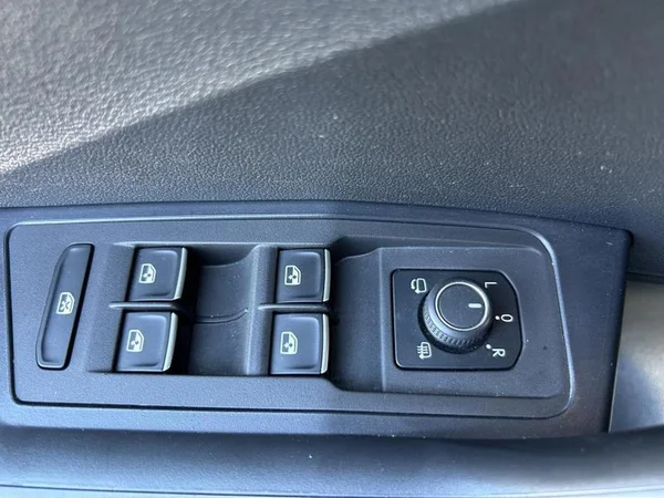 VOLKSWAGEN T-Roc (2018) — foto 26 van 34