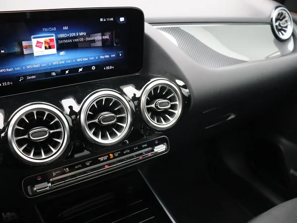 Mercedes-Benz GLA (2021) — foto 4 van 27