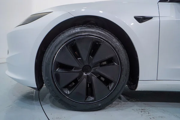 Tesla Model 3 (2023) — foto 2 van 49