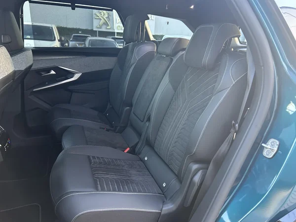 Peugeot e-5008 (2025) — foto 18 van 18