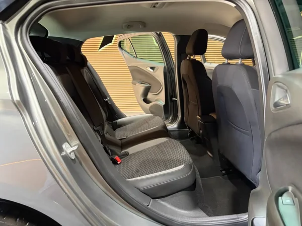 Opel Astra (2021) — foto 9 van 23