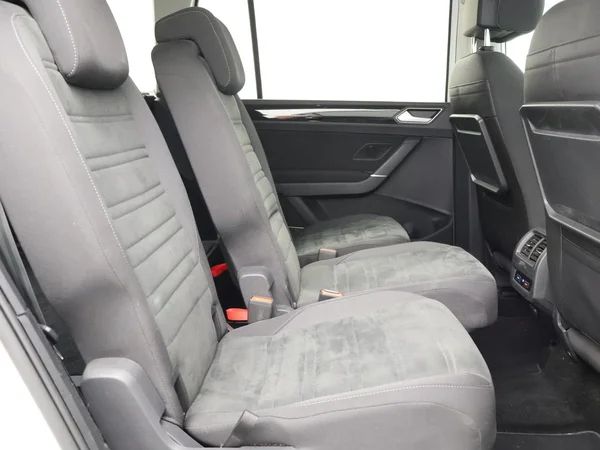 VOLKSWAGEN Touran (2022) — foto 2 van 29