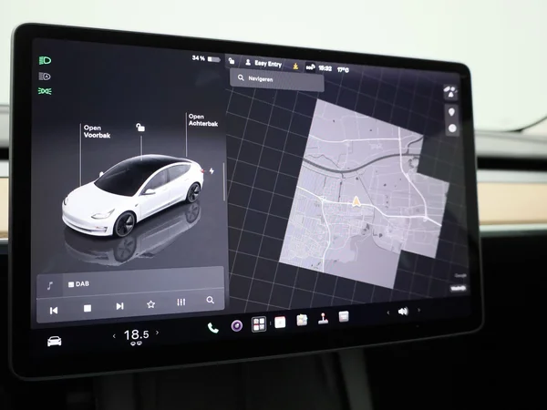 Tesla Model 3 (2023) — foto 16 van 42