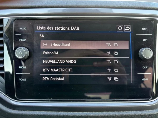 VOLKSWAGEN T-Roc (2019) — foto 9 van 28