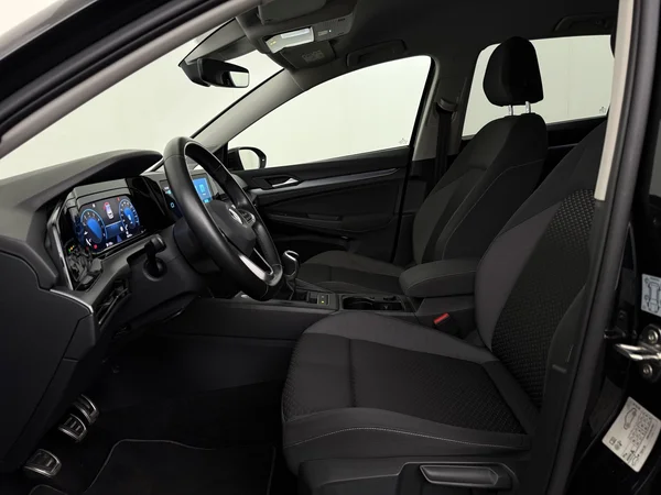 VOLKSWAGEN Golf (2022) — foto 2 van 28