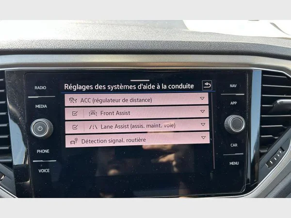 Volkswagen T-Roc (2021) — foto 16 van 28