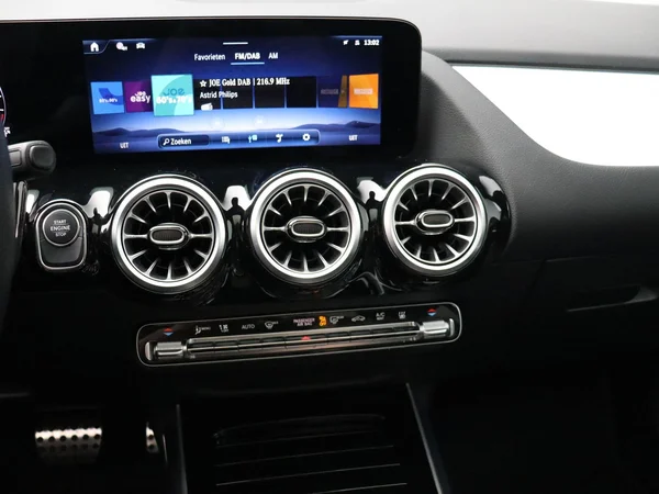 Mercedes-Benz GLA (2025) — foto 9 van 35